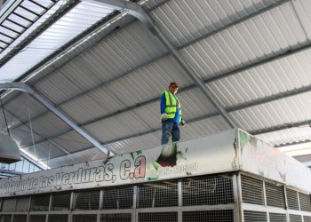 Impermeabilizado el techo de la fachada del Mercado Santa Rosalía
