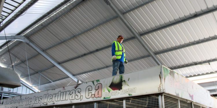 Impermeabilizado el techo de la fachada del Mercado Santa Rosalía