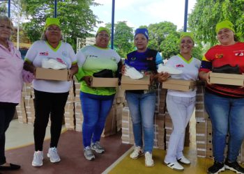 Gobierno Bolivariano entrega más de 3.200 pares de calzados a madres cocineras de la Patria en Monagas