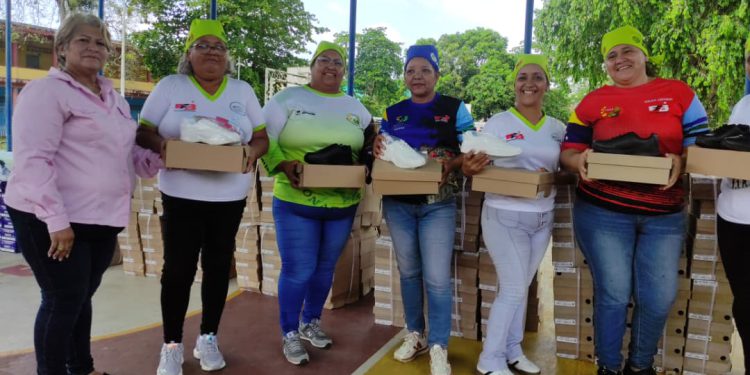 Gobierno Bolivariano entrega más de 3.200 pares de calzados a madres cocineras de la Patria en Monagas