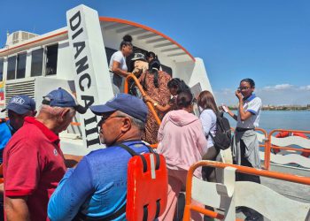 Más de 50 adultos mayores disfrutaron de un alegre recorrido por el Lago de Maracaibo en la semana del Adulto Mayor