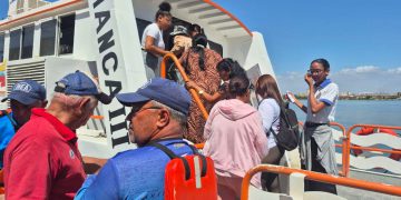 Más de 50 adultos mayores disfrutaron de un alegre recorrido por el Lago de Maracaibo en la semana del Adulto Mayor