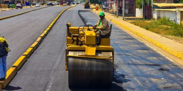 Gobernador Luis Caldera inspecciona asfaltado en la circunvalación 3