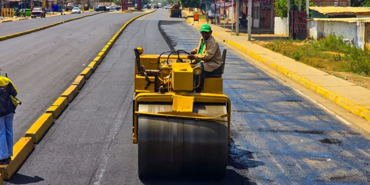 Gobernador Luis Caldera inspecciona asfaltado en la circunvalación 3