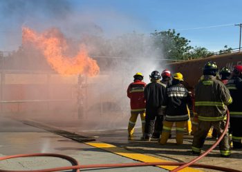 Bomberos de San Francisco se capacitan en combate de incendios en estructuras petroleras