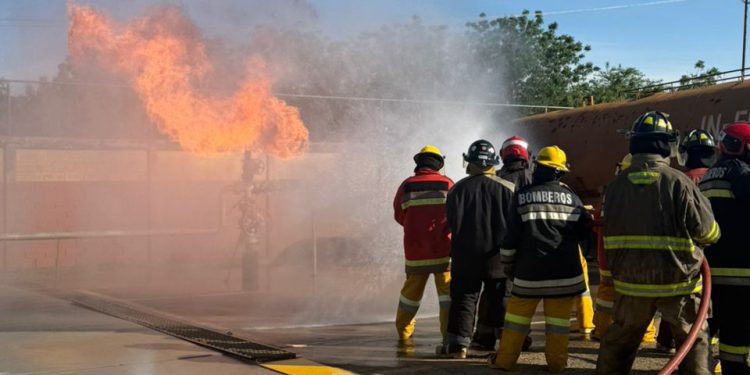 Bomberos de San Francisco se capacitan en combate de incendios en estructuras petroleras