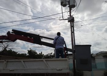 Sustituyen luminarias en las parroquias San Benito y La Rosa de Cabimas