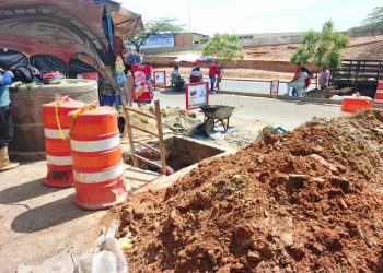Gobernación del Zulia ejecuta plan de limpieza y mantenimiento de drenajes en el Mercado Las Playitas de Maracaibo