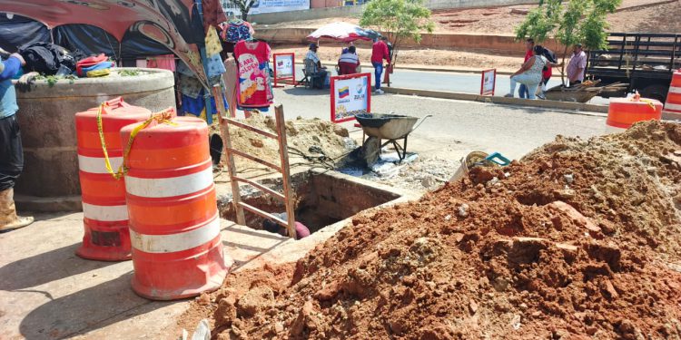 Gobernación del Zulia ejecuta plan de limpieza y mantenimiento de drenajes en el Mercado Las Playitas de Maracaibo