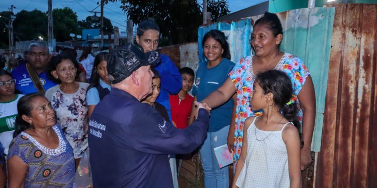 Alcalde Di Martino atiende necesidades del pueblo en barrio 23 de marzo