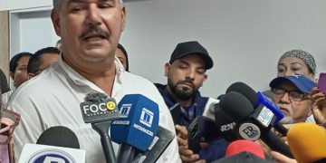 ​Más de 92 mil residentes de La Cañada ahora cuenta con un hospital equipado y renovado   Con el Plan Cayapa de la  Salud, el gobernador Luis Caldera entregó los trabajos de rehabilitación del Hospital Tipo I Concepción.   @elbolivarianove. – “¡Que hablen las obras!”, así lo expresó el gobernador del estado Zulia, Luis Caldera, al ofrecer los detalles de la entrega de los trabajos de rehabilitación integral del Hospital Tipo I Concepción, ubicado en el municipio La Cañada de Urdaneta. Esta importante acción forma parte del despliegue del Plan Cayapa de la Salud en la región. ​Durante el acto, el mandatario regional resaltó el impacto de esta obra que beneficiará de manera directa a más de 92 mil habitantes, consolidando al centro asistencial como el principal referente de salud en la zona. Asimismo, destacó que este proyecto responde a las directrices de la presidenta encargada, Delcy Rodríguez, orientadas a fortalecer el Sistema Público Nacional de Salud. ​Cada semana, el gobernador entregará una obra en materia de salud para mejorar la calidad de vida de los zulianos, así lo resaltó ante los medios de comunicación presente en el recinto asistencial.   Mejoras en infraestructura  ​La intervención abarcó la dotación tecnológica de áreas esenciales, algunas de las cuales sumaban más de una década paralizadas. ​“Hoy entregamos el área completa de hospitalización y abrimos un pabellón que tenía entre 15 y 18 años cerrado”, puntualizó Caldera, al tiempo que anunció la reactivación del servicio de salud bucal tras ocho años de inactividad. ​Para garantizar la óptima operatividad del centro de salud, los trabajos contemplaron: ​Climatización: Instalación de más de 67 toneladas de aire acondicionado. ​Respaldo energético: Optimización y mejora del sistema de generación de la planta eléctrica integral. ​Infraestructura: Impermeabilización total de las áreas y modernización del sistema de iluminación con la colocación de 23 reflectores LED de alta eficiencia y 87 luminarias de 67W. ​Con estas mejoras, el Hospital I Concepción proyecta una capacidad operativa para atender 220 emergencias diarias y realizar 560 exámenes de laboratorio al día. Para ello, se incorporaron equipos de diagnóstico de última generación, como monitores de signos vitales, tensiómetros, glucómetros y un lote de sillas de ruedas.  ​Un salto cualitativo para el municipio  ​Por su parte, el alcalde de La Cañada de Urdaneta, Roberto Soto, celebró el renacimiento de las instalaciones y el impacto económico positivo para las familias de la localidad. ​“El Hospital Concepción I pasa a ser un centro quirúrgico que cubrirá la demanda de muchos ciudadanos que no cuentan con los recursos para trasladarse a las ciudades de Maracaibo o San Francisco”, afirmó la autoridad municipal. ​Soto anunció que la planificación médica ya se encuentra activa de cara a los próximos días: “Ya tenemos preparados a varios pacientes que serán intervenidos a partir del próximo fin de semana en estas bellas instalaciones, demostrando que el pueblo cuenta con un gobierno responsable”.  ​Nuevas metas de atención ​Gracias a esta dotación integral, las autoridades estiman ofrecer los siguientes servicios diarios:  Odontología 24 pacientes Rayos X (Imágenes) 50 personas Laboratorio 560 exámenes Emergencias 220 consultas Finalmente, la Autoridad Única de Salud, Luz Mely Caldera, indicó que la reapertura potenciará el Plan Quirúrgico Nacional y la Ruta Materna en la entidad. “Este es un municipio clave. Ahora contamos con un área quirúrgica y una sala de parto óptimas que evitarán que nuestras mujeres tengan que trasladarse a otras localidades para dar a luz”, concluyó.