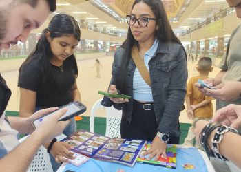 Fomutur sigue la fiebre mundialista con el intercambio de barajitas en centros comerciales