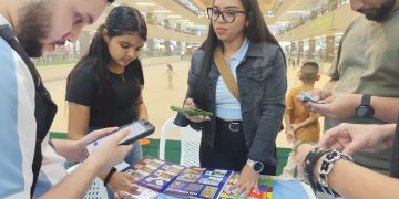 Fomutur sigue la fiebre mundialista con el intercambio de barajitas en centros comerciales