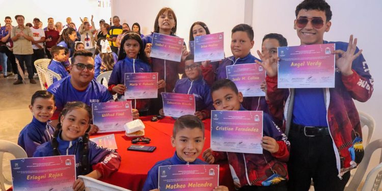 Alcaldía de Maracaibo homenajeó a escuelas que brillaron en el Festival Nacional de Gaitas