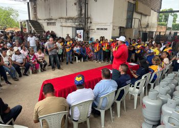 Gobernador Luis Caldera entrega 840 cilindros de gas a cuatro comunas de Maracaibo