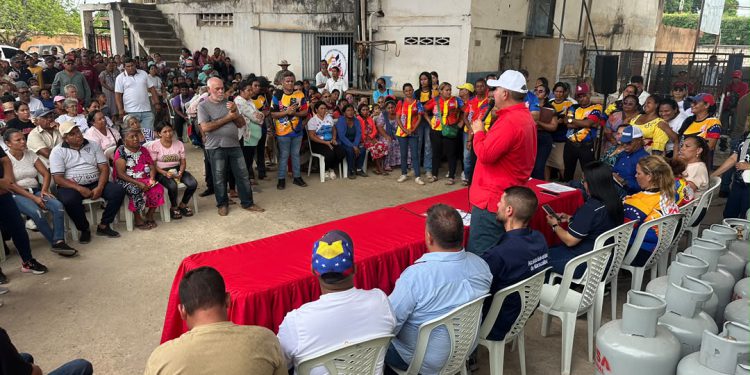 Gobernador Luis Caldera entrega 840 cilindros de gas a cuatro comunas de Maracaibo 1 Gobernador Luis Caldera entrega 840 cilindros de gas a cuatro comunas de Maracaibo