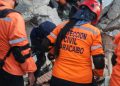 Equipo de Protección Civil Maracaibo ayuda en labores de rescate en La Guaira