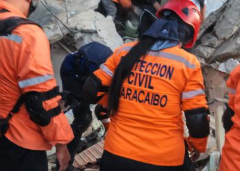 Equipo de Protección Civil Maracaibo ayuda en labores de rescate en La Guaira
