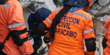Equipo de Protección Civil Maracaibo ayuda en labores de rescate en La Guaira