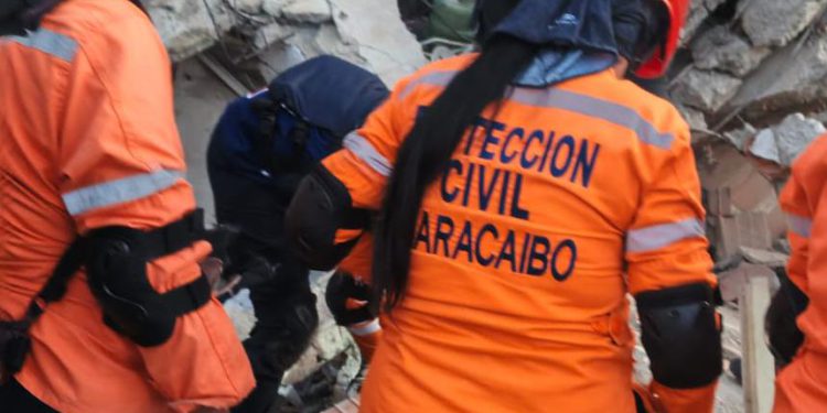 Equipo de Protección Civil Maracaibo ayuda en labores de rescate en La Guaira
