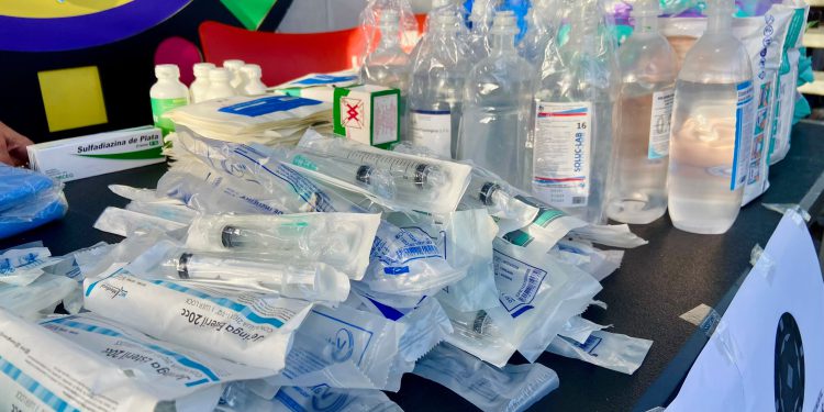 Pueblo marabino extiende mano amiga con insumos médicos para afectados por terremotos
