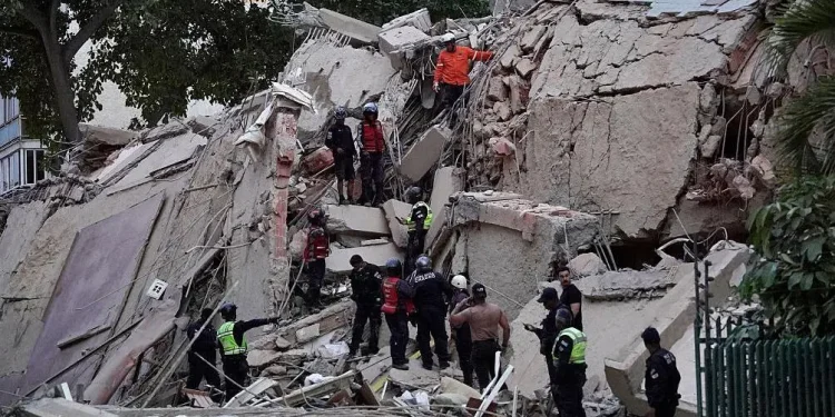 Balance oficial eleva a 164 los fallecidos y más de 971 heridos tras el terremoto en Caracas