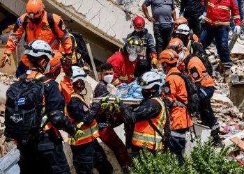 Comunidad internacional se vuelca con Venezuela: rescatistas de 30 países despliegan operaciones de salvamento