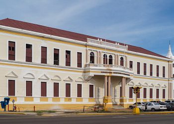 Cae parte del techo del Hospital Central y muere un hombre en condición de calle