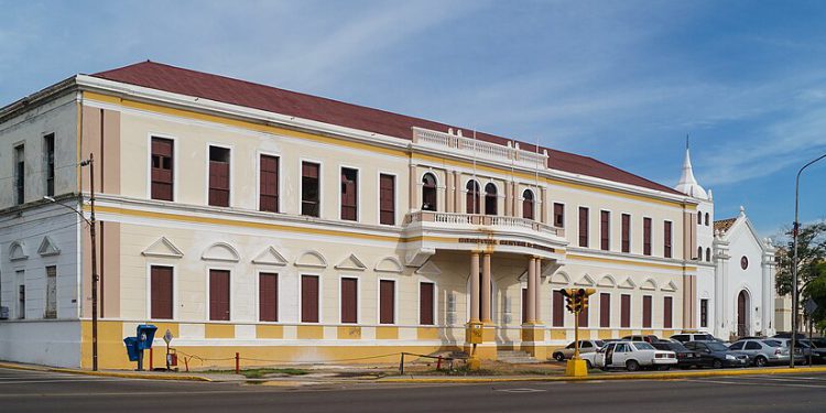 Cae parte del techo del Hospital Central y muere un hombre en condición de calle