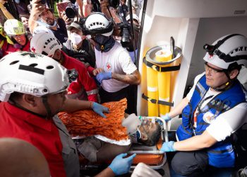 Rescatado con vida Hernán Gil tras permanecer 8 días bajo los escombros en La Guaira 3 Rescatado con vida Hernán Gil tras permanecer 8 días bajo los escombros en La Guaira