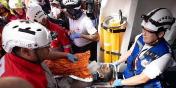 Rescatado con vida Hernán Gil tras permanecer 8 días bajo los escombros en La Guaira 12 Rescatado con vida Hernán Gil tras permanecer 8 días bajo los escombros en La Guaira