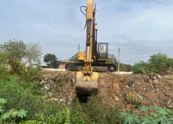 Ayuntamiento marabino inicia limpieza del tramo 12 de Octubre de la cañada Morillo.