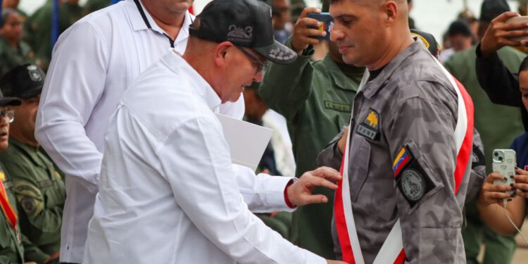 Autoridades unidas en actos conmemorativos de la Batalla Naval, Armada Bolivariana y Natalicio de El Libertador