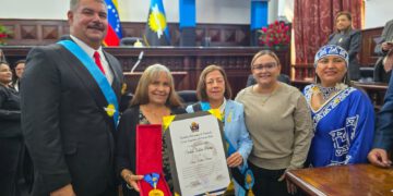 Zulia rinde tributo al poeta y escritor Udón Pérez y otorga Orden Lago de Maracaibo a 100 años de su siembra