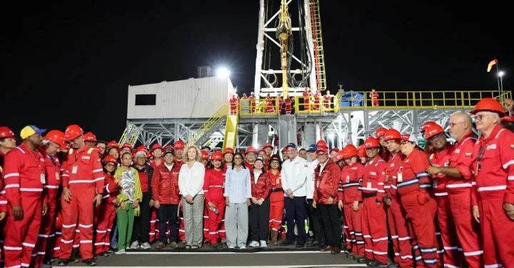 Industria petrolera supera la producción con un millón 230 mil barriles diarios