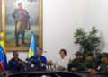Gobierno nacional fortalece la atención a las comunidades y el rescate del Lago de Maracaibo   Durante una jornada de trabajo realizada en el Palacio de los Cóndores, autoridades del Gobierno nacional y regional presentaron balances claves sobre la atención a las comunidades y los planes de infraestructura en la entidad. Aumento en la solución de reportes del 1×10  El vicepresidente sectorial de Obras Públicas y Servicios, Juan José Ramírez, informó que la atención a las solicitudes del pueblo zuliano mediante el sistema 1×10 del Buen Gobierno registró un incremento del 70,07%. Esta cifra refleja un avance en la resolución de casos prioritarios gestionados directamente con las comunidades. Avanza el rescate del Lago de Maracaibo  Durante la actividad se dio un reimpulso a la Comisión Presidencial para el Rescate, Conservación y Desarrollo Sostenible del Lago de Maracaibo. •	Nuevas autoridades: La comisión pasa a estar presidida por el ingeniero Juan José Ramírez, acompañado por el ministro para el Ecosocialismo, Nelson Rodríguez, en la secretaría. •	Instituciones: Se anunció la consolidación del Instituto para la Conservación del Lago de Maracaibo (Iclam). Balance de gestión e infraestructura  El gobernador del estado Zulia, Luis Caldera, ofreció un resumen de los últimos ocho meses de trabajo coordinado entre la Gobernación, alcaldes y ministerios: •	Servicios públicos: Se sustituyeron más de 896 transformadores en la región. •	Vialidad y desechos: Se ejecutaron labores de recolección de desechos sólidos, mejora de la movilidad y rehabilitación de vías urbanas, suburbanas e interestatales. •	Ahorro energético: Se conformaron las brigadas del Plan Venezuela Renace para promover el uso eficiente de la energía y mitigar los efectos del fenómeno «Súper Niño», en articulación con las Comunas, Consejos Comunales, Bases de Misiones y la Fuerza Armada Nacional Bolivariana (FANB). La jornada contó con la presencia de un tercio del Gabinete Ejecutivo, incluyendo a los ministros de Transporte, Francisco Garcés; Aguas, Carlos Mast; Ecosocialismo, Nelson Rodríguez; Energía Eléctrica, Rolando Alcalá; junto a la Comandancia de la REDI y representantes de Cantv y Pdvsa Gas Comunal.   El Gobernador Caldera resaltó «todo lo que ha sido la conformación de las brigadas del Plan Venezuela Renace, que se incorporan a las salas de autogobierno, las bases de misiones, la Fuerza Armada Nacional Bolivariana, los consejos comunales y la comuna para impulsar el ahorro energético y mitigar los impactos del fenómeno ‘Súper Niño».