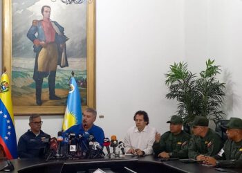 Gobierno nacional fortalece la atención a las comunidades y el rescate del Lago de Maracaibo   Durante una jornada de trabajo realizada en el Palacio de los Cóndores, autoridades del Gobierno nacional y regional presentaron balances claves sobre la atención a las comunidades y los planes de infraestructura en la entidad. Aumento en la solución de reportes del 1×10  El vicepresidente sectorial de Obras Públicas y Servicios, Juan José Ramírez, informó que la atención a las solicitudes del pueblo zuliano mediante el sistema 1×10 del Buen Gobierno registró un incremento del 70,07%. Esta cifra refleja un avance en la resolución de casos prioritarios gestionados directamente con las comunidades. Avanza el rescate del Lago de Maracaibo  Durante la actividad se dio un reimpulso a la Comisión Presidencial para el Rescate, Conservación y Desarrollo Sostenible del Lago de Maracaibo. •	Nuevas autoridades: La comisión pasa a estar presidida por el ingeniero Juan José Ramírez, acompañado por el ministro para el Ecosocialismo, Nelson Rodríguez, en la secretaría. •	Instituciones: Se anunció la consolidación del Instituto para la Conservación del Lago de Maracaibo (Iclam). Balance de gestión e infraestructura  El gobernador del estado Zulia, Luis Caldera, ofreció un resumen de los últimos ocho meses de trabajo coordinado entre la Gobernación, alcaldes y ministerios: •	Servicios públicos: Se sustituyeron más de 896 transformadores en la región. •	Vialidad y desechos: Se ejecutaron labores de recolección de desechos sólidos, mejora de la movilidad y rehabilitación de vías urbanas, suburbanas e interestatales. •	Ahorro energético: Se conformaron las brigadas del Plan Venezuela Renace para promover el uso eficiente de la energía y mitigar los efectos del fenómeno «Súper Niño», en articulación con las Comunas, Consejos Comunales, Bases de Misiones y la Fuerza Armada Nacional Bolivariana (FANB). La jornada contó con la presencia de un tercio del Gabinete Ejecutivo, incluyendo a los ministros de Transporte, Francisco Garcés; Aguas, Carlos Mast; Ecosocialismo, Nelson Rodríguez; Energía Eléctrica, Rolando Alcalá; junto a la Comandancia de la REDI y representantes de Cantv y Pdvsa Gas Comunal.   El Gobernador Caldera resaltó «todo lo que ha sido la conformación de las brigadas del Plan Venezuela Renace, que se incorporan a las salas de autogobierno, las bases de misiones, la Fuerza Armada Nacional Bolivariana, los consejos comunales y la comuna para impulsar el ahorro energético y mitigar los impactos del fenómeno ‘Súper Niño».
