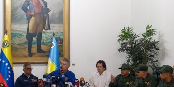 Gobierno nacional fortalece la atención a las comunidades y el rescate del Lago de Maracaibo   Durante una jornada de trabajo realizada en el Palacio de los Cóndores, autoridades del Gobierno nacional y regional presentaron balances claves sobre la atención a las comunidades y los planes de infraestructura en la entidad. Aumento en la solución de reportes del 1×10  El vicepresidente sectorial de Obras Públicas y Servicios, Juan José Ramírez, informó que la atención a las solicitudes del pueblo zuliano mediante el sistema 1×10 del Buen Gobierno registró un incremento del 70,07%. Esta cifra refleja un avance en la resolución de casos prioritarios gestionados directamente con las comunidades. Avanza el rescate del Lago de Maracaibo  Durante la actividad se dio un reimpulso a la Comisión Presidencial para el Rescate, Conservación y Desarrollo Sostenible del Lago de Maracaibo. •	Nuevas autoridades: La comisión pasa a estar presidida por el ingeniero Juan José Ramírez, acompañado por el ministro para el Ecosocialismo, Nelson Rodríguez, en la secretaría. •	Instituciones: Se anunció la consolidación del Instituto para la Conservación del Lago de Maracaibo (Iclam). Balance de gestión e infraestructura  El gobernador del estado Zulia, Luis Caldera, ofreció un resumen de los últimos ocho meses de trabajo coordinado entre la Gobernación, alcaldes y ministerios: •	Servicios públicos: Se sustituyeron más de 896 transformadores en la región. •	Vialidad y desechos: Se ejecutaron labores de recolección de desechos sólidos, mejora de la movilidad y rehabilitación de vías urbanas, suburbanas e interestatales. •	Ahorro energético: Se conformaron las brigadas del Plan Venezuela Renace para promover el uso eficiente de la energía y mitigar los efectos del fenómeno «Súper Niño», en articulación con las Comunas, Consejos Comunales, Bases de Misiones y la Fuerza Armada Nacional Bolivariana (FANB). La jornada contó con la presencia de un tercio del Gabinete Ejecutivo, incluyendo a los ministros de Transporte, Francisco Garcés; Aguas, Carlos Mast; Ecosocialismo, Nelson Rodríguez; Energía Eléctrica, Rolando Alcalá; junto a la Comandancia de la REDI y representantes de Cantv y Pdvsa Gas Comunal.   El Gobernador Caldera resaltó «todo lo que ha sido la conformación de las brigadas del Plan Venezuela Renace, que se incorporan a las salas de autogobierno, las bases de misiones, la Fuerza Armada Nacional Bolivariana, los consejos comunales y la comuna para impulsar el ahorro energético y mitigar los impactos del fenómeno ‘Súper Niño».