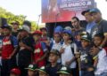 Doscientos niños de las escuelas municipales de béisbol se regocijaron al ver la primera estatua de Luis Aparicio