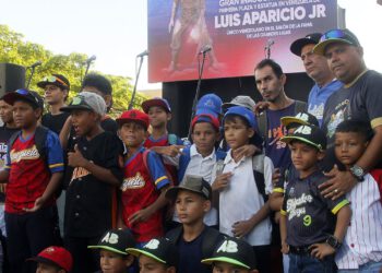 Doscientos niños de las escuelas municipales de béisbol se regocijaron al ver la primera estatua de Luis Aparicio
