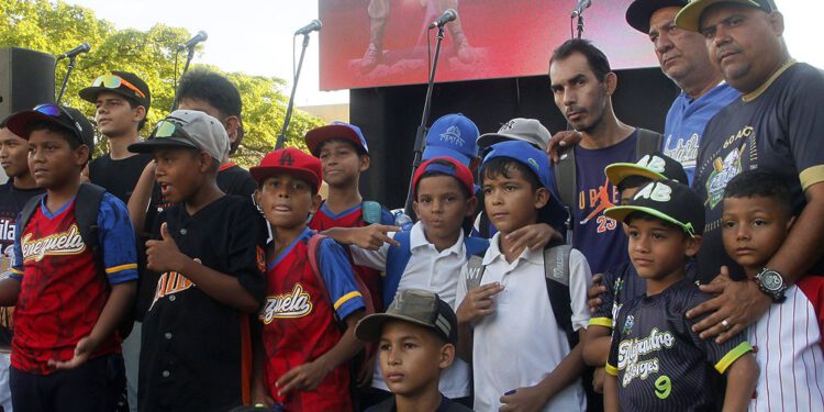 Doscientos niños de las escuelas municipales de béisbol se regocijaron al ver la primera estatua de Luis Aparicio