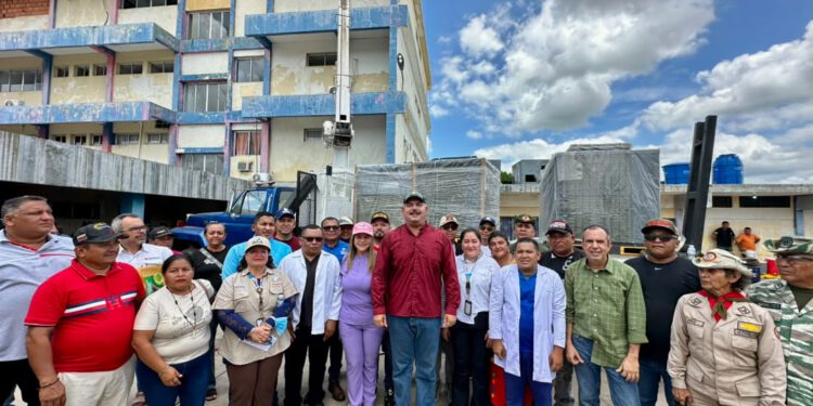 Gobernador Caldera entrega 75 toneladas de aire acondicionado para áreas esenciales del Hospital de Rosario de Perijá