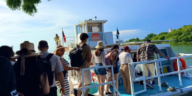 Corzutur fortalece motor turístico zuliano con recorrido lacustre bajo el puente cada fin de semana