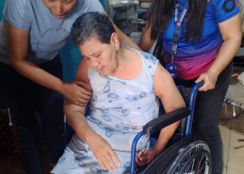 En menos de 24 horas Alcaldía de Maracaibo respondió llamado de adultos mayores con entrega de sillas de ruedas