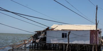 Alcaldía de Maracaibo atiende a familias de Santa Rosa de Agua afectadas por onda tropical