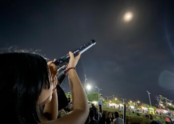 En el Parque Ana María Campos el pueblo marabino admiró el eclipse parcial