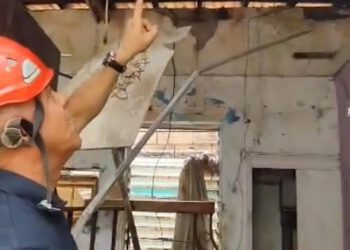 Bomberos y Seguridad atendieron a familia en Veritas que la lluvia le desprendió el techo