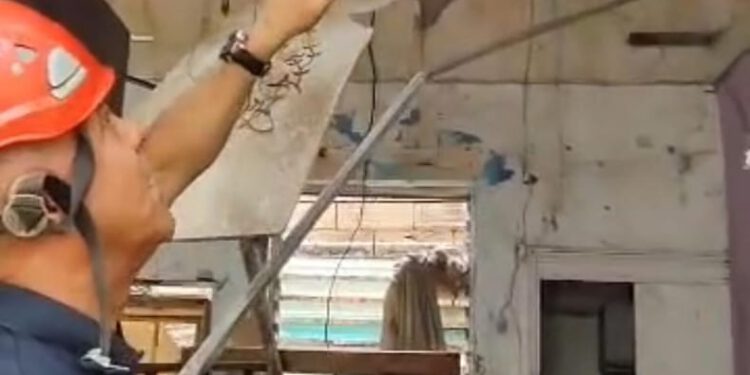 Bomberos y Seguridad atendieron a familia en Veritas que la lluvia le desprendió el techo