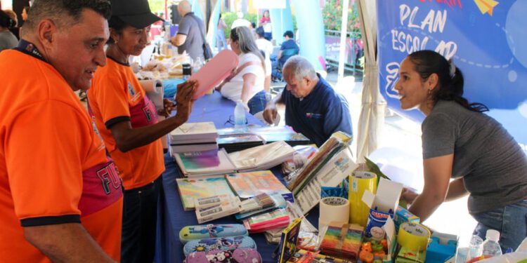 Residentes de Santa Rosa de Agua accedieron a ropa, útiles y alimentos a precios solidarios