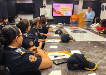 Capacitan a funcionarias de Policía Regional con taller de primeros auxilios psicológicos